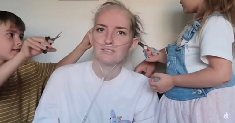 Mãe com câncer terminal compartilha vídeo emocionante de filhos cortando seu cabelo
