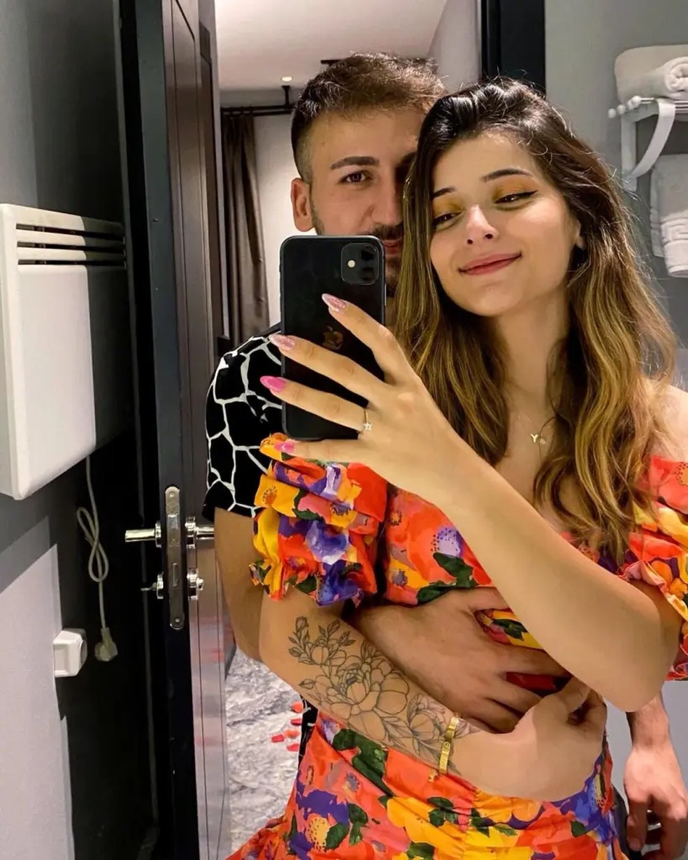 O influenciador turco Burak Can Taşan e sua noiva, Yaren — Foto: Reprodução/Instagram