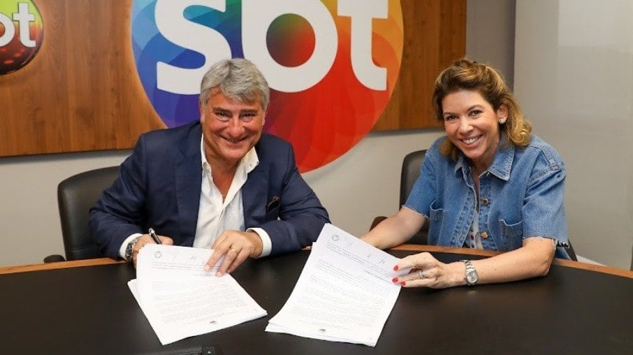O narrador assinou contrato com a emissora