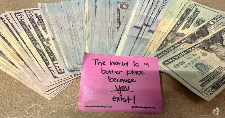 Amigos dão gorjeta de US$ 10 mil e fazem funcionários de restaurante chorarem de alegria