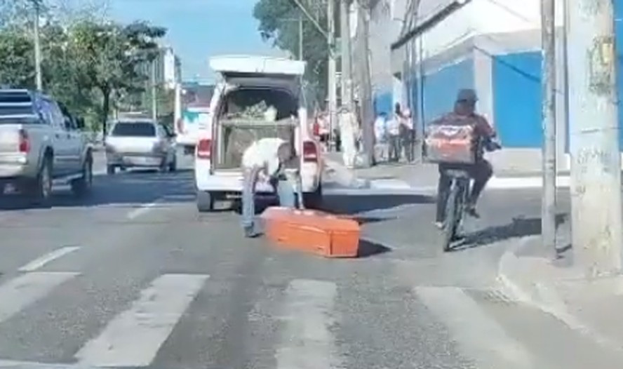 O vídeo mostra o momento em que o funcionário da funerária tenta recolocar o caixão no carro