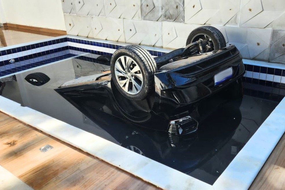 Mulher morre afogada após carro cair dentro de piscina de casa no litoral de SP | Santos e Região | G1