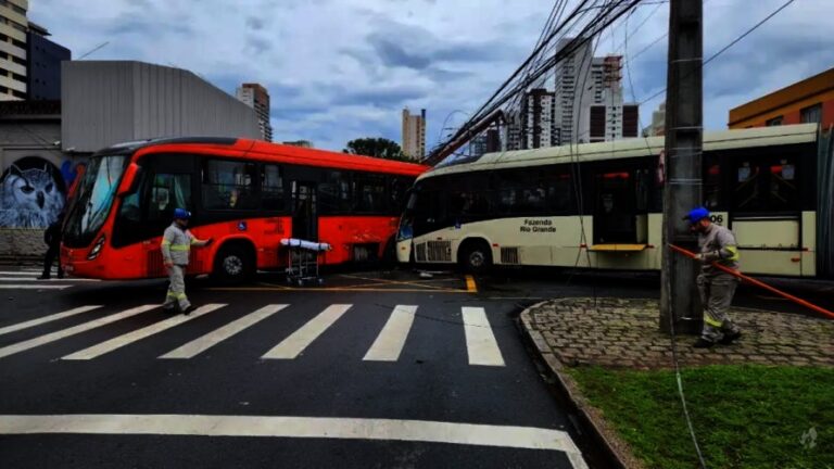 Acidente entre dois ônibus do transporte coletivo deixa mais de 40 feridos