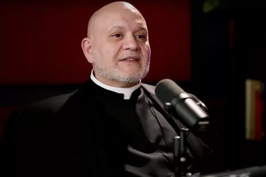 Padre revela detalhes de exorcismo, com mulher de 47 kg levantando homem 'grande' com braços de concreto | Notícias | Monet