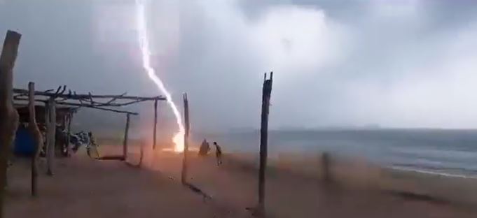 Vídeo: imagens mostram momento exato em que três pessoas são atingidas por raio no México - ISTOÉ Independente