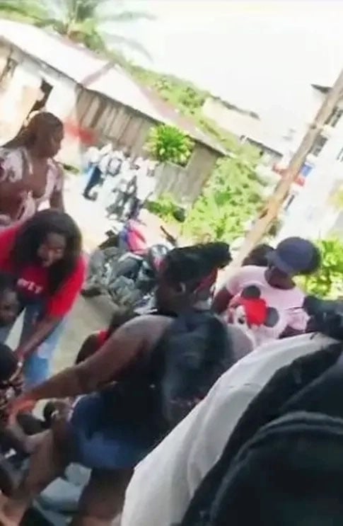 Professores, funcionários e parentes, que socorreram os alunos, disseram que eles estavam com convulsões e perda temporária de visão.
