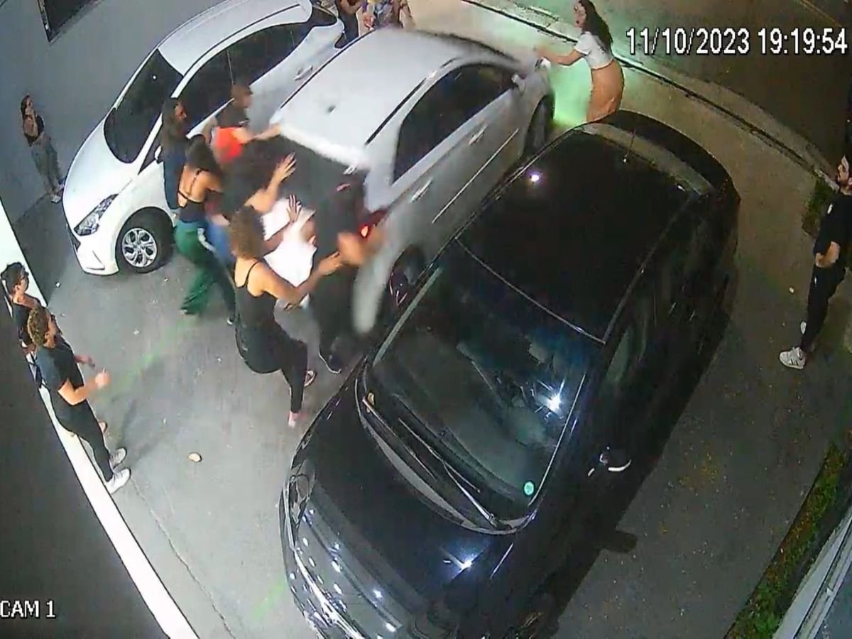 Imagem colorida mostra carro atropelando várias mulheres; atropelada de 32 anos, usando calça verde e blusa preta, falou com o Metrópoles - Metrópoles