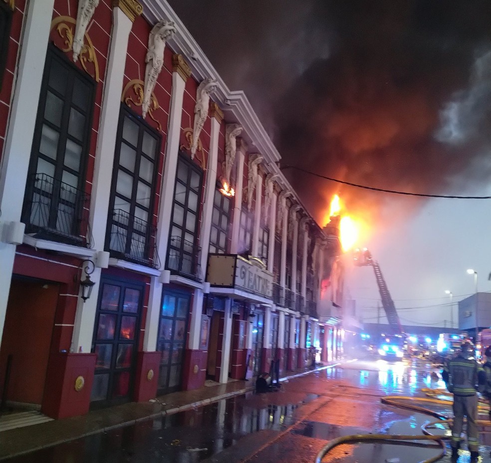 Bombeiros combatem fogo na boate Teatre, em Múrcia — Foto: Bombeiros de Murcia