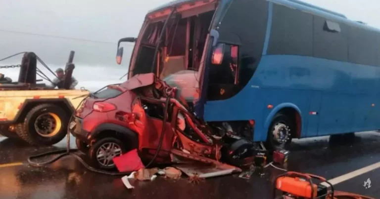 Colisão entre carro e ônibus deixa 4 vítimas fatais da mesma família, entre elas uma criança