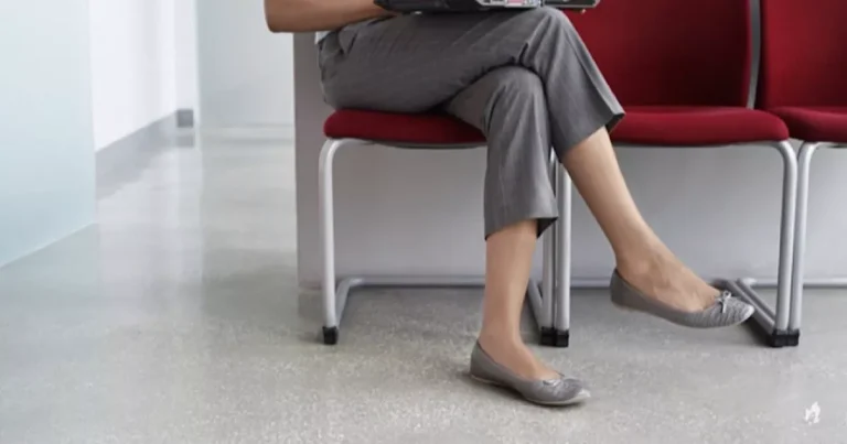 Hábito de se sentar com pernas cruzadas tem significados surpreendentes; entenda