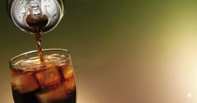 O que acontece com o seu corpo quando você toma refrigerante diariamente; fique atento