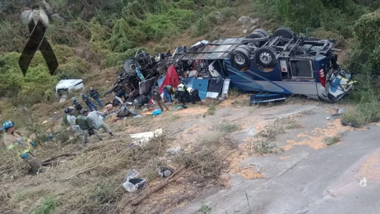 Grave acidente envolvendo ônibus e caminhão-trator tira a vida de 24 pessoas