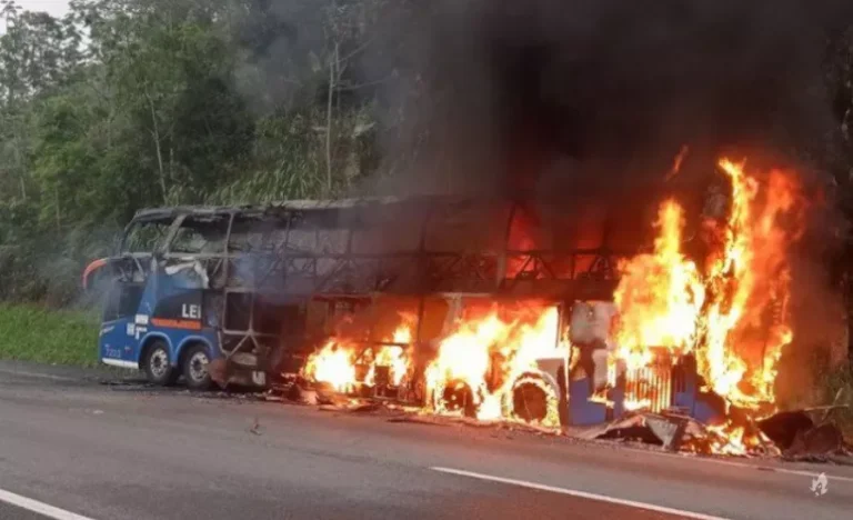 Homem se tranca no banheiro e incendeia ônibus com 40 passageiros
