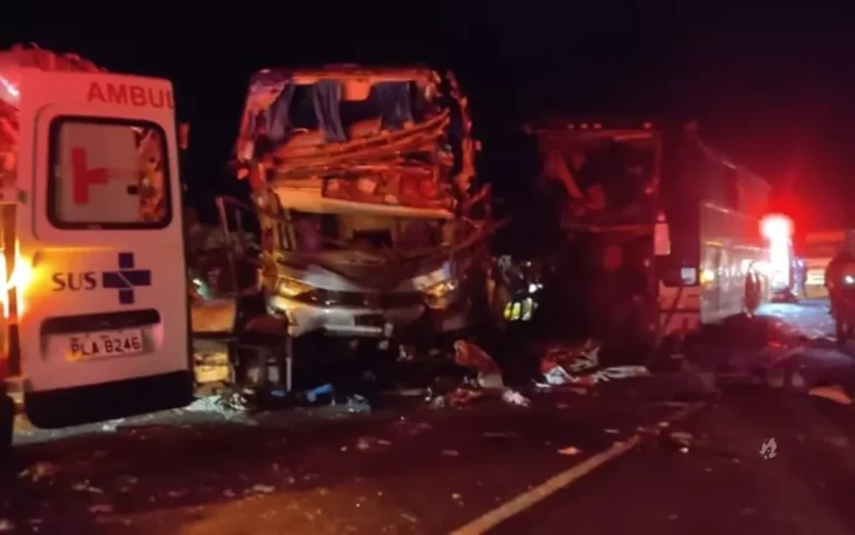 Cinco perdem a vida e 23 ficam feridos em batida entre dois ônibus e uma carreta no interior da Bahia
