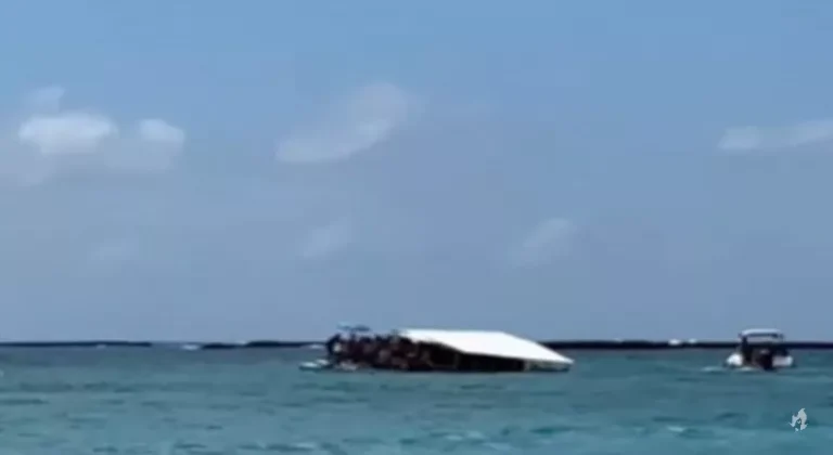 CENAS FORTES: Vídeo mostra momento exato em que catamarã afunda com 50 pessoas