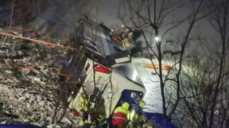 Ônibus cai em lago na Noruega com dezenas de pessoas a bordo