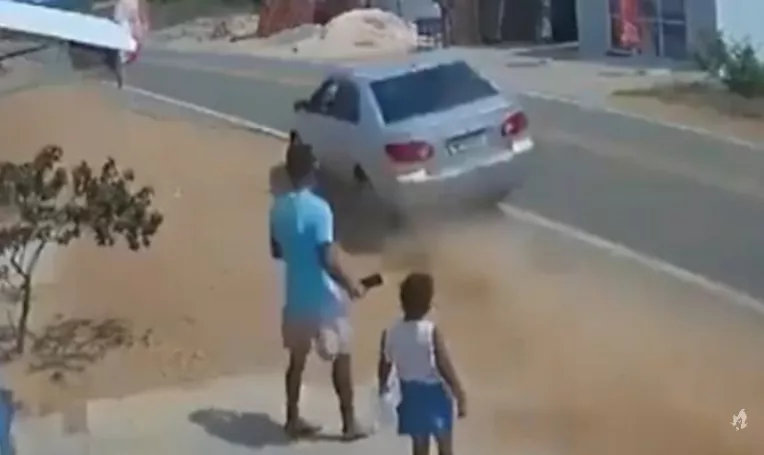 Vídeo: pai e filha escapam de atropelamento ao pegarem moeda no chão