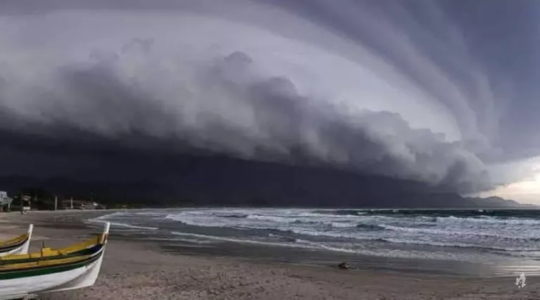 Formação de ciclone extratropical deixa estados em alerta de destruição