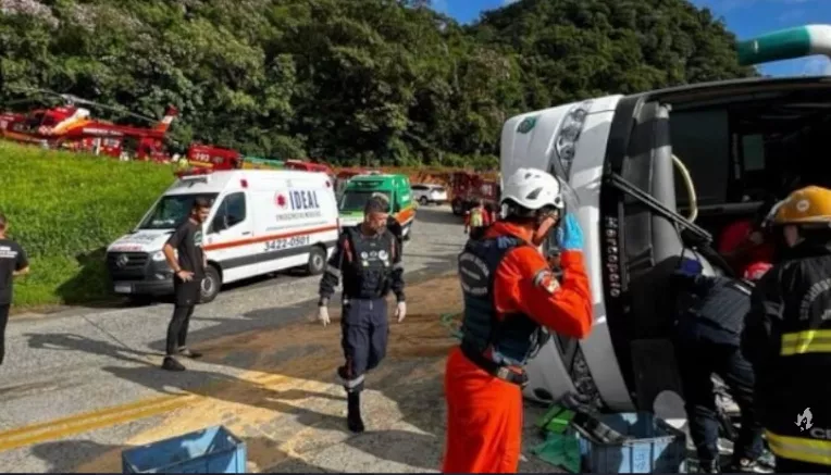 Grave acidente com ônibus deixa mais de 40 vítimas em SC