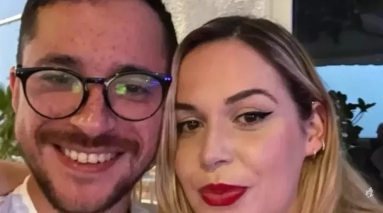 Mulher que morreu ao lado de seu noivo após beber licor enviou última mensagem de texto comovente