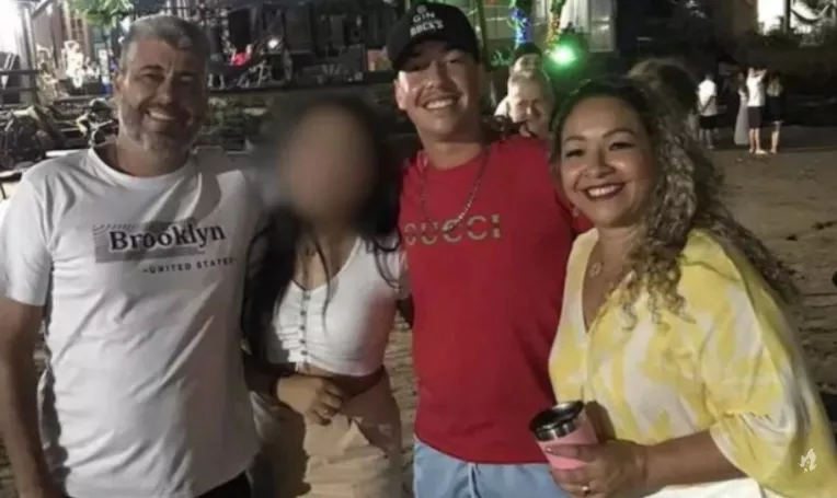 Filho é indiciado por matar mãe e padrasto, e polícia aponta motivação; suspeito publicou mensagem após o crime