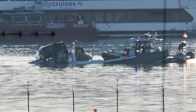 Há sobreviventes? Autoridades se pronunciam e atualizam situação das vítimas de colisão entre avião e helicóptero nos EUA