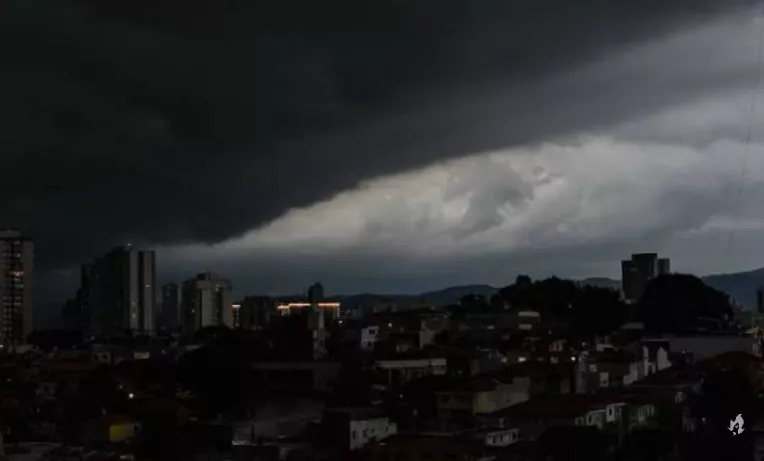 Inmet emite alerta de perigo para chuvas intensas em 13 estados