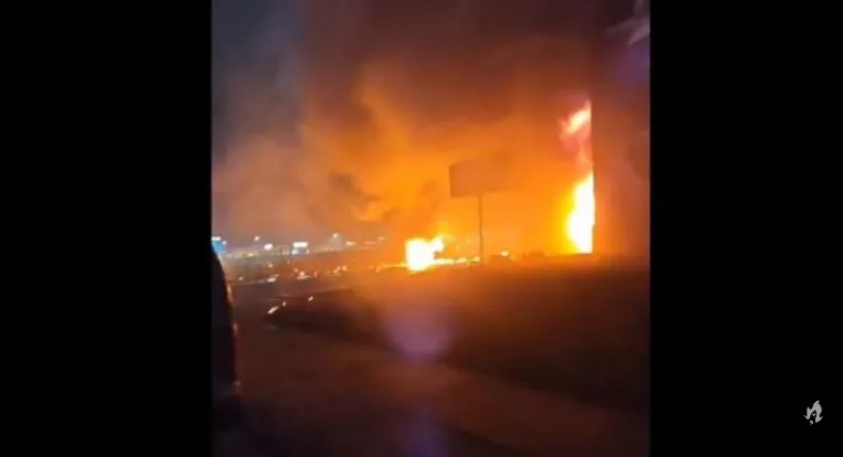 VÍDEO: Avião cai nos EUA e explode sobre casas deixando vários mortos e feridos