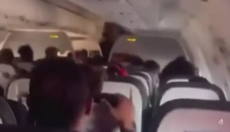 Avião com mais de 100 passageiros a bordo pega fogo nos EUA; vídeo