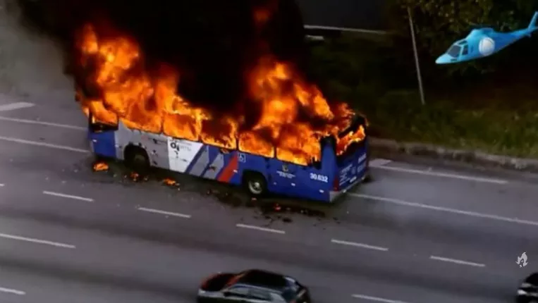 Vídeo: Ônibus pega fogo em rodovia movimentada de SP