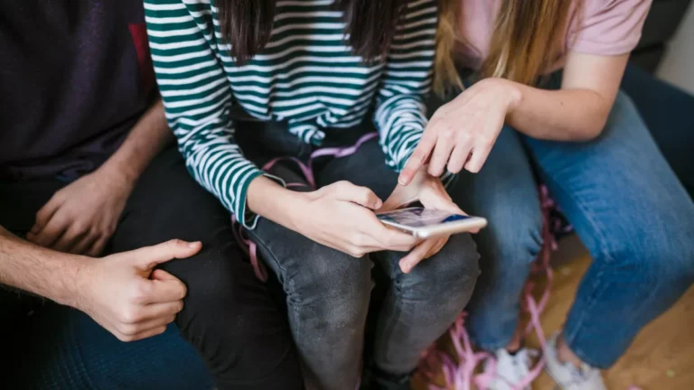 Conselho do MEC divulga orientações sobre proibição de celulares nas escola