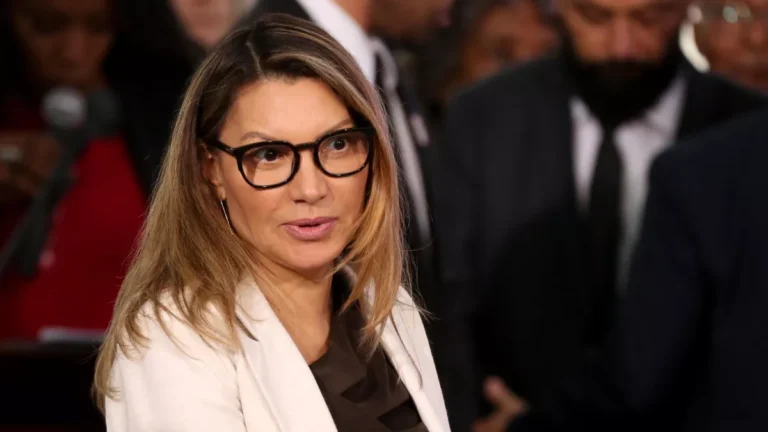 Em Paris, Janja participa de cúpula contra fome e almoça com primeira-dama