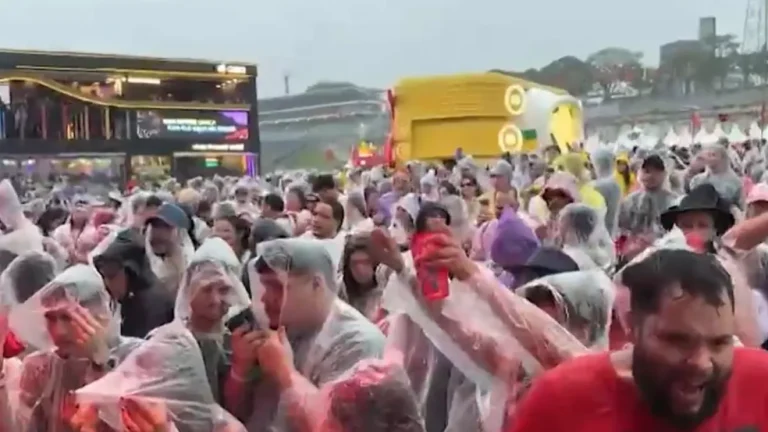 Lollapalooza: público ignora condições meteorológicas e dança na chuva