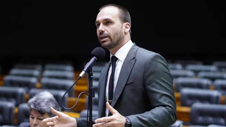 Esquerda fala em “fuga” de Eduardo; direita em “heroísmo”