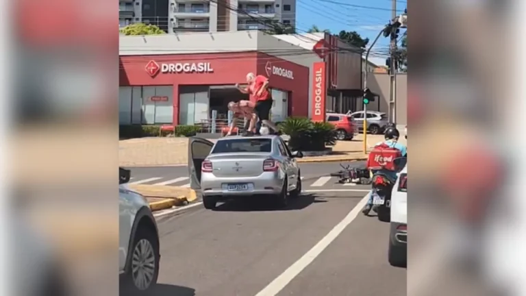 Briga de trânsito: motorista e motoqueiro trocam socos no interior de SP