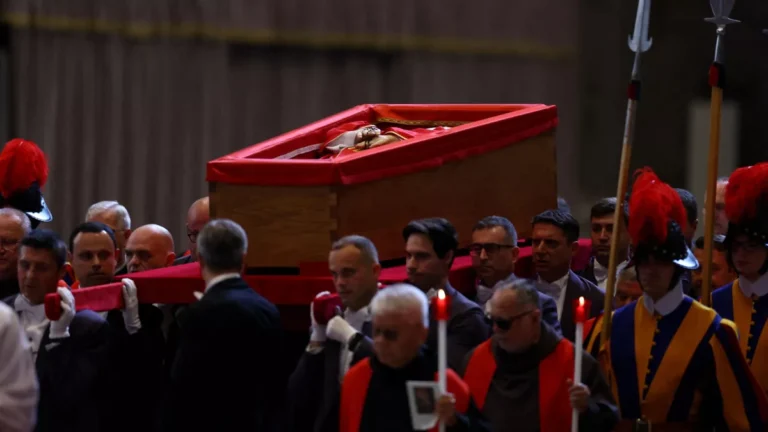 Cerimônias e Rituais do Sepultamento do Papa Francisco: Um Olhar Detalhado