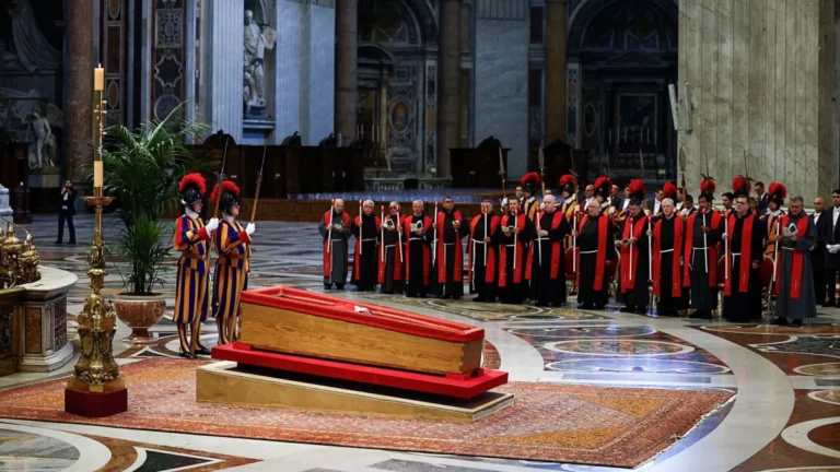 Caixão do papa Francisco é fechado após velório no Vaticano