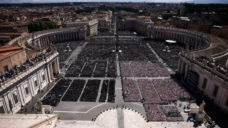 Sacerdotes distribuem hóstia para fiéis durante funeral do papa Francisco