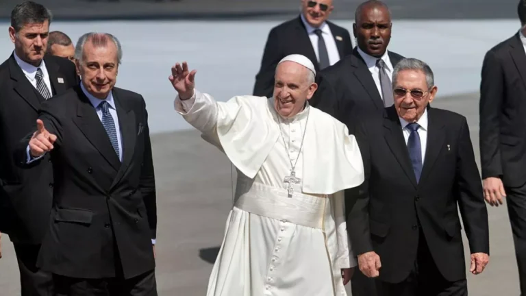 O Estilo Único do Papa Francisco: Uma Nova Era na Moda Papal