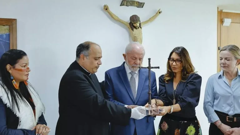 Uma Visita Especial: Reflexões e Simbolismos no Encontro com a Cruz da Primeira Missa do Brasil