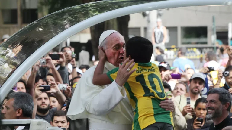 RJ homenageia papa Francisco com missa de 7º dia no Theatro Municipal