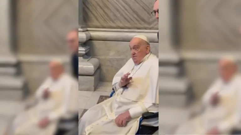 Papa Francisco faz aparição surpresa na Basílica de São Pedro no Vaticano