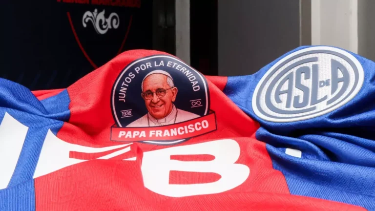 San Lorenzo revela camisa em homenagem ao papa Francisco
