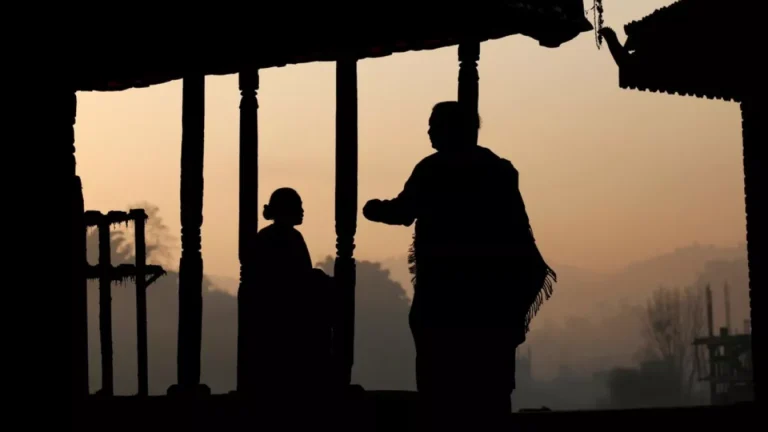 Mulher morre no Nepal após ser forçada a dormir em cabana por estar menstruada