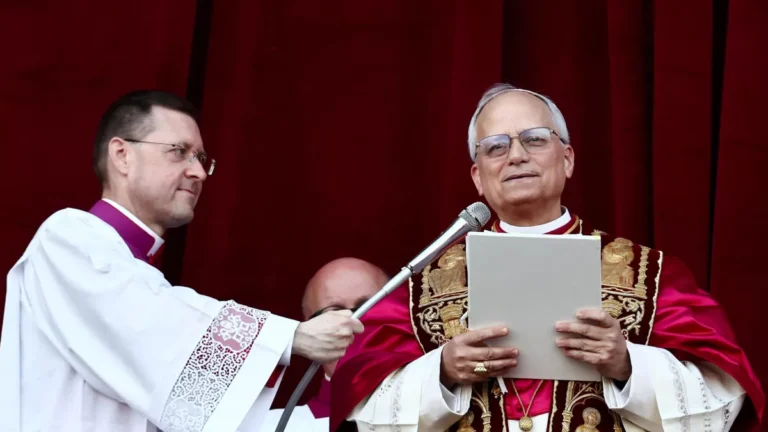 Leão XIV presta homenagem a Francisco durante primeiro discurso como papa