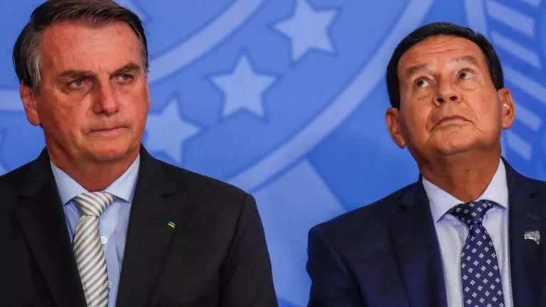 PT aciona PGR e pede investigação de Bolsonaro por telefonema a Mourão