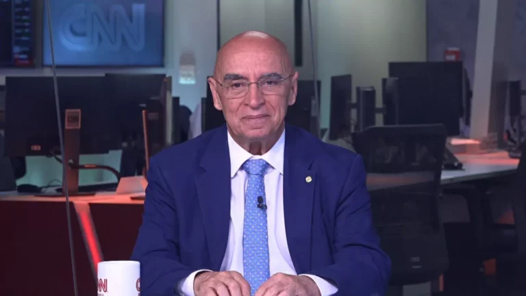 Nunca nos identificamos 100% com as teses do PT, diz líder do PDT à CNN