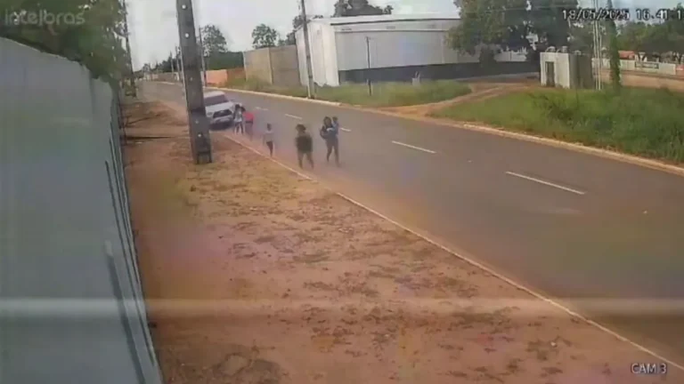 Vídeo: Caminhonete atropela grupo de pedestres no Maranhão; mulher morreu