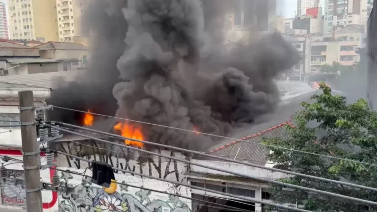 Vídeo: incêndio atinge galpão no bairro da Liberdade, em São Paulo