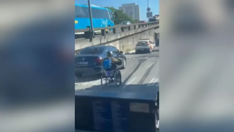 Vídeo: homem pilota cadeira de rodas motorizada em rua de Niterói (RJ)